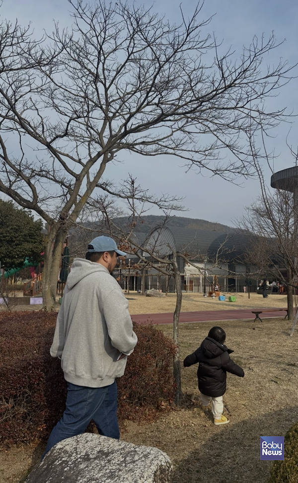 이웃들의 친절 덕분에 아이는 오늘도 넓은 세상을 본다. ⓒ강백수