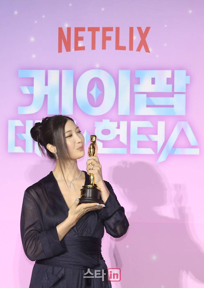 ‘골든’을 작곡·가창한 싱어송라이터 이재가 1일 서울 용산구 CGV용산아이파크몰에서 열린 넷플릭스 ‘케이팝 데몬 헌터스’ 아카데미 수상 기념 기자간담회에 참석해 기념촬영을 하고 있다.(사진=이영훈 기자)