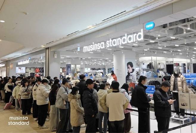 지난해 말 문을연 무신사 스탠다드 스타필드 고양점. 10~20대 고객들이 입장을 대기하고 있다. (사진=무신사 제공)