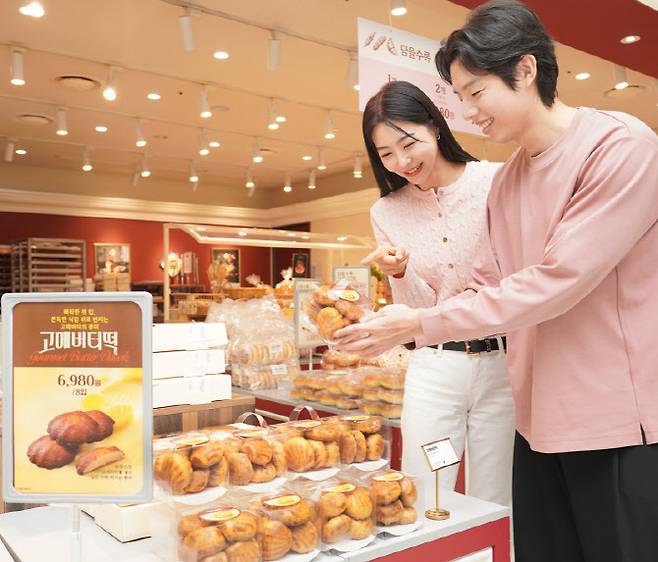 지난 1일 서울 이마트 용산점 내 베이커리 매장 블랑제리를 찾은 고객들이 신세계푸드가 출시한 고메 버터떡을 구입하고 있다. 고메 버터떡은 프랑스산 고메버터를 사용해 깊은 버터의 풍미를 느낄 수 있고, 겉은 빠작하고 속은 쫀득한 식감이 특징이다. 가격은 8입 기준으로 6980원으로 합리적이다. (사진=신세계푸드 제공).