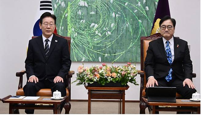 이재명 대통령이 2일 추가경정예산안 시정연설을 위해 국회에 도착해 사전 환담장에서 발언하고 있다.(사진=뉴시스)