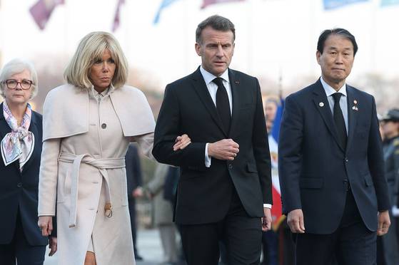 한국을 국빈 방문한 에마뉘엘 마크롱 프랑스 대통령이 2일 부인 브리지트 여사와 함께 서울 용산구 전쟁기념관을 방문하고 있다. 〈사진=연합뉴스〉