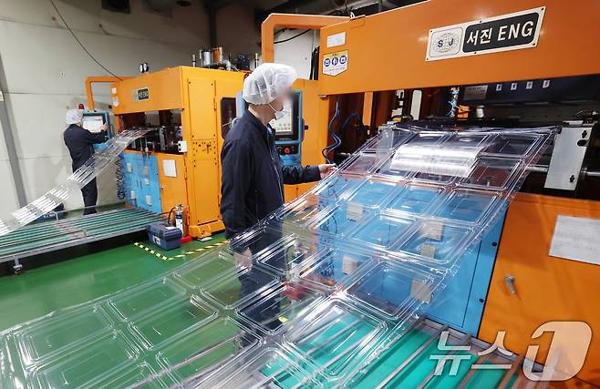 미국·이스라엘과 이란 간 전쟁 장기화로 인해 비닐·플라스틱의 핵심 원료인 '나프타' 등 석유화학 제품 수급이 불안정해지면서 '비닐·플라스틱 대란' 우려가 확산하고 있는 가운데 사진은 27일 경기 광주시에 위치한 한 플라스틱 기업 공장의 모습. 2026.3.27 ⓒ 뉴스1 김영운 기자