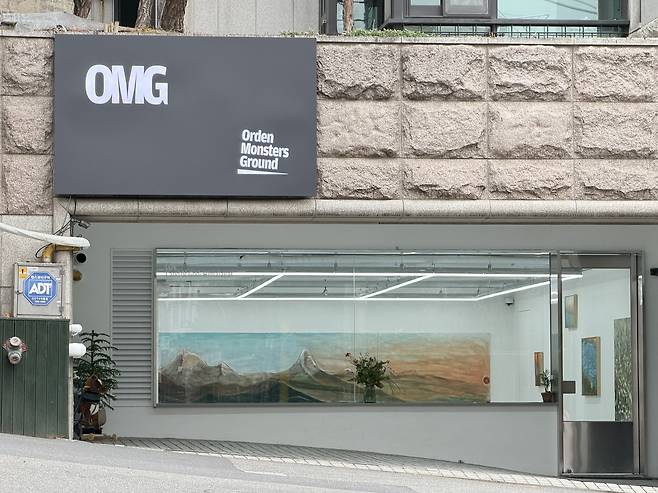 로브 개인전 '신의 땅: 히말라야'가 개최되고 있는 OMG 전경 (OMG 제공)