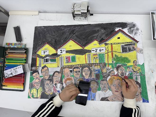 정연우 작가가 색연필을 활용해서 작업하고 있는 장면 (OMG 제공)