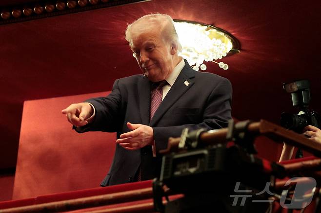 도널드 트럼프 미국 대통령이 31일(현지시간) 워싱턴 D.C.의 존 F. 케네디 공연예술센터에서 열린 뮤지컬 '시카고'의 개막 공연에 참석해 제스처를 취하고 있다. 2026.03.31 ⓒ 로이터=뉴스1