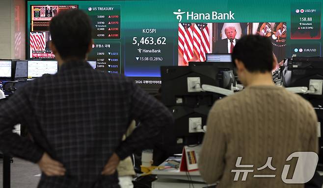 2일 오전 서울 중구 하나은행 딜링룸에서 직원들이 도널드 트럼프 미국 대통령의 중동사태 관련 대국민 연설 생중계를 시청하고 있다. 이날 상승 출발한 코스피는 트럼프 대통령 발언 이후 하락 전환했다. 2026.4.2 ⓒ 뉴스1 구윤성 기자