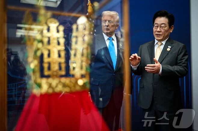 이재명 대통령이 지난해 10월29일 국립경주박물관에서 열린 한미 정상회담에 앞서 도널드 트럼프 미국 대통령에게 선물할 신라 금관 모형에 대해 설명하고 있다.(백악관 공식 사진, 다니엘 토록 촬영, 재판매 및 DB금지) ⓒ 뉴스1 류정민 특파원