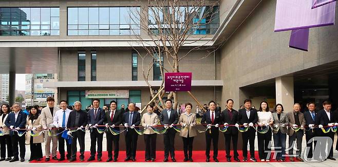 1일 열린 '보정미르휴먼센터 개관식'에서 참석자들이 테이프 커팅을 하고 있는 모습.(용인시 제공)