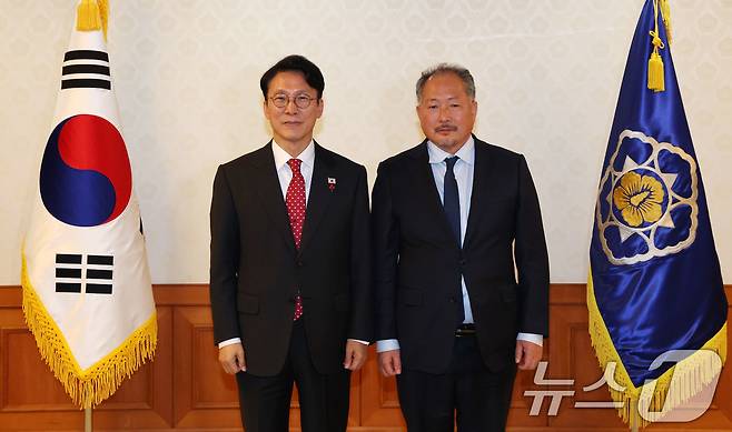 김민석 국무총리가 25일 서울 종로구 정부서울청사에서 열린 차관급 임명장 수여식에서 임채원 인재개발원장에게 임명장 수여 후 기념촬영을 하고 있다. 2025.11.25 ⓒ 뉴스1 임세영 기자