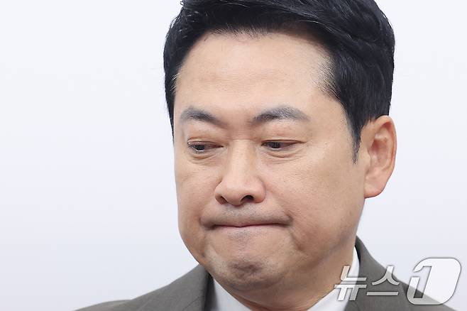 장동혁 국민의힘 대표가 2일 서울 여의도 국회에서 열린 최고위원회의에서 생각에 잠겨 있다. 2026.4.2 ⓒ 뉴스1 신웅수 기자