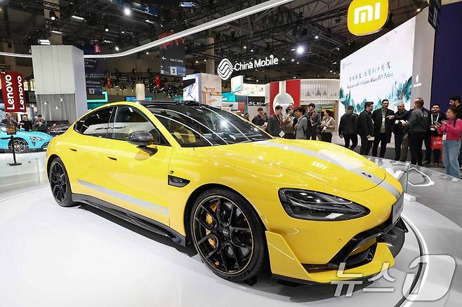 2025년 3월 4일(현지시간) 스페인 바르셀로나 피라 그란 비아 전시장에서 열린 '모바일 월드 콩그레스(MWC) 2025'에서 샤오미 부스 한가운데 '샤오미 SU7울트라' 전기차가 전시돼 있다.2025.3.4 ⓒ 뉴스1 민경석 기자