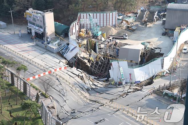 11일 오후 경기 광명시 일직동 신안산선 공사 현장 인근이 붕괴돼 사고 현장이 통제되고 있다. 2025.4.11 ⓒ 뉴스1 김영운 기자