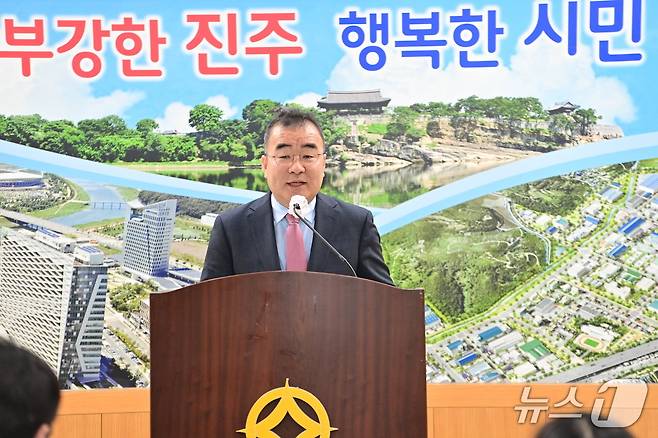 박일동 진주시 부시장이 2일 진주시청 브리핑룸에서 ‘인공지능 산업 육성 계획’에 대해 설명하고 있다. 2026.4.3/뉴스1 한송학기자