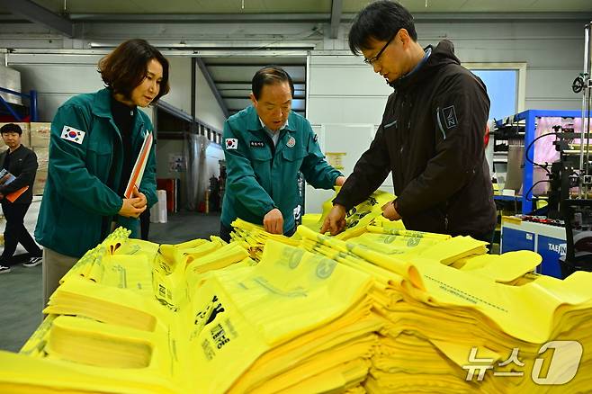 종량제봉투 제작업체 방문한 이병선 속초시장.(속초시 제공, 재판매 및 DB 금지) 2026.4.2/뉴스1