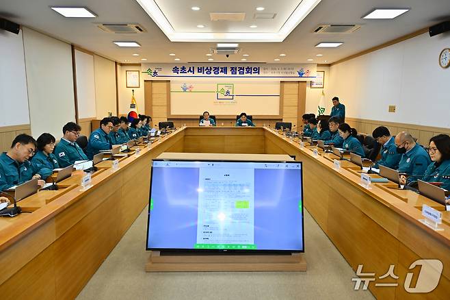 속초시 비상경제 점검회의.(속초시 제공, 재판매 및 DB 금지) 2026.4.2/뉴스1