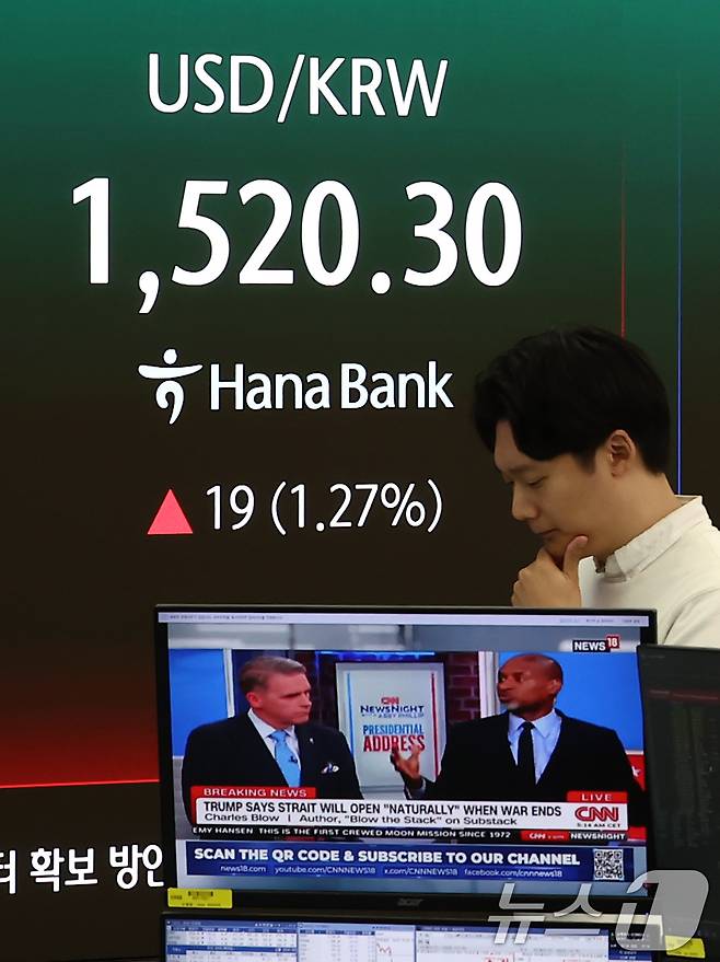 2일 오후 서울 중구 하나은행 딜링룸에 원·달러 환율이 나오고 있다. 이날 원·달러 환율은 전 거래일(1501.3원)보다 18.4원 오른 1519.7원에 주간 거래를 마감했다. 2026.4.2 ⓒ 뉴스1 김민지 기자