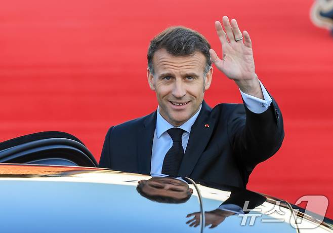 에마뉘엘 마크롱 프랑스 대통령이 2일 경기 성남시 서울공항을 통해 방한, 손을 흔들고 있다. 마크롱 대통령은 오는 3일 이재명 대통령과 정상회담, 국빈 오찬 등의 일정을 진행할 예정이다. 2026.4.2 ⓒ 뉴스1 이호윤 기자