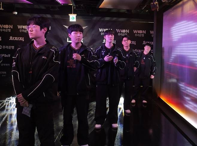 한화생명 선수들이 서울 종로구 롤 파크에서 열린 2026 LCK컵 그룹 배틀 T1전 입장을 준비하고 있다. 사진 | 라이엇 게임즈