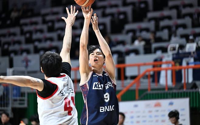부산 KCC 송교창(오른쪽)이 1일 부산 사직체육관에서 열린 2025~2026 LG전자 프로농구 정규리그 서울 SK전에서 3점슛을 던지고 있다. 사진 | KBL