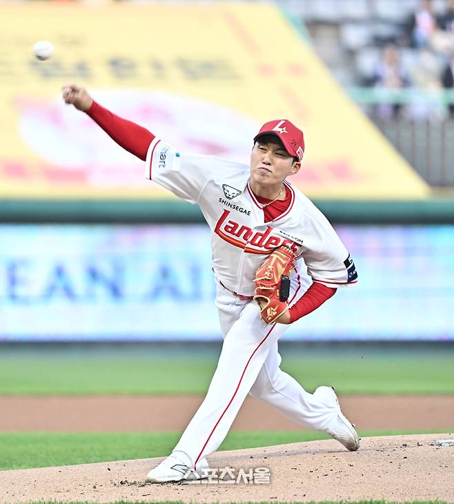 SSG 최민준이 2일 문학구장에서 열린 2026 KBO리그 키움과의 경기에 선발 등판해 힘차게 공을 던지고 있다. 문학 | 박진업 기자 upandup@sportsseoul.com