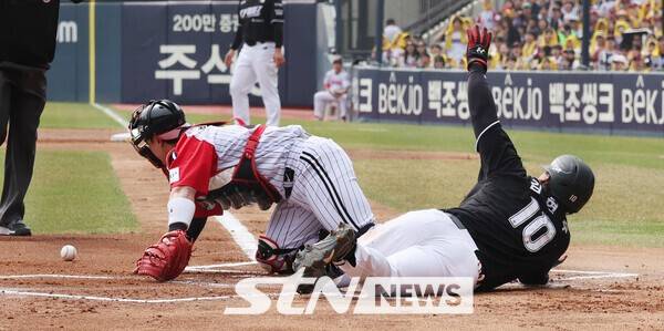 3월 29일 오후 서울 송파구 잠실야구장에서 열린 2026 신한 SOL KBO리그 KT 위즈와 LG 트윈스의 경기, 1회초 원아웃 1루에 있던 주자 KT 김현수가 안현민의 안타 때 홈으로 들어오고 있다. /사진=뉴시스
