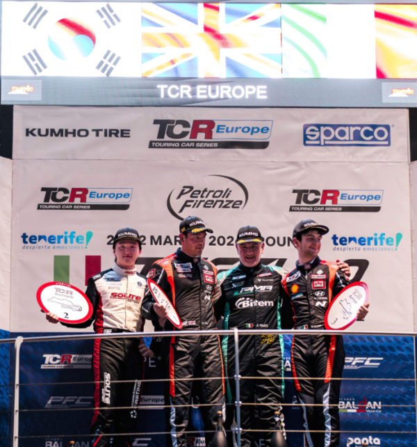 쏠라이트 인디고 레이싱의 박준성이 '2026 TCR 유럽' 개막전 레이스1에서 치열한 경쟁 끝에 2위를 기록하며 시즌 첫 포디엄에 올랐다. (쏠라이트 인디고 레이싱 박준성이 '2026 TCR 유럽' 개막전 레이스1에서 시즌 첫 포디엄에 올랐다). /사진=현대성우쏠라이트