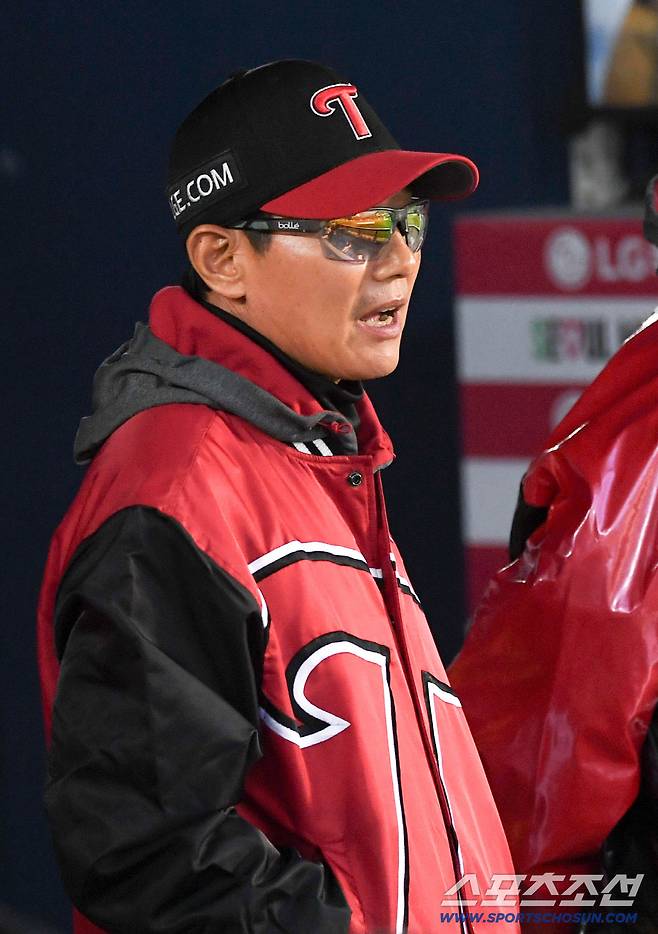 1일 잠실구장에서 열린 LG와 KIA의 경기. LG 염경엽 감독이 생각에 잠겨 있다. 잠실=박재만 기자 pjm@sportschosun.com/2026.04.01/