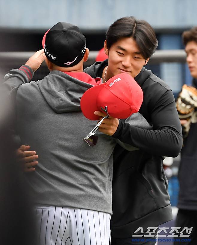 31일 잠실구장에서 열린 LG와 KIA의 경기. LG 김용일 코치와 KIA 김도영을 따뜻하게 안아주고 있다. 잠실=박재만 기자 pjm@sportschosun.com