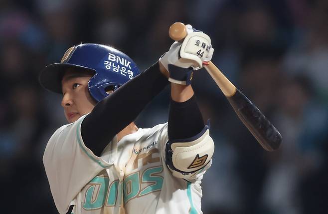 NC 5번 타자 김휘집 '맹타'

    (창원=연합뉴스) 김동민 기자 = 31일 경남 창원NC파크에서 열린 프로야구 2026 KBO리그 롯데 자이언츠와 NC 다이노스의 경기. 7회 말 1사 2·3루 상황 김휘집이 안타를 치고 있다. 2026.3.31

    image@yna.co.kr

(끝)





<저작권자(c) 연합뉴스, 무단 전재-재배포, AI 학습 및 활용 금지>