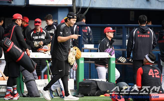 친화력 최고 임찬규 입담에 김태군은 경기 전 활짝 웃었다.