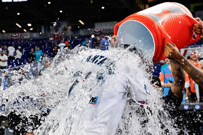 샌디 알칸타라가 동료들의 음료 세례를 받고 있다. AFP연합뉴스