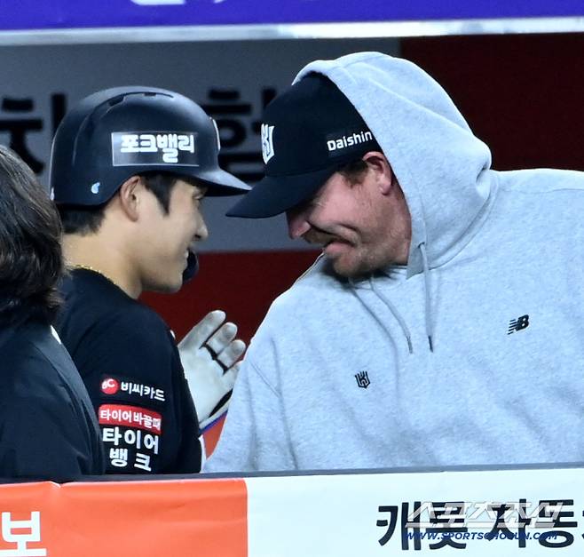 머쓱한 미소를 지어 보이며 타자체험을 마친 박영현