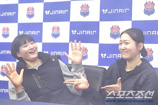 1일 챔프전 1차전 승리 후 권총세리머니 포즈를 취하고 있는 최가은(왼쪽) 권민지. 김천=스포츠조선 정현석 기자 hschung@sportschosun.com