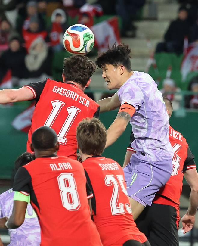 헤더 노리는 김민재

    (빈[오스트리아]=연합뉴스) 최재구 기자 = 31일(현지시간) 오스트리아 빈 에른스트 하펠 스타디움에서 열린 한국 축구 국가대표팀과 오스트리아의 평가전에서 김민재가 오스트리아 문전에서 헤딩슛을 시도하고 있다. 2026.4.1

    jjaeck9@yna.co.kr

(끝)





<저작권자(c) 연합뉴스, 무단 전재-재배포, AI 학습 및 활용 금지>