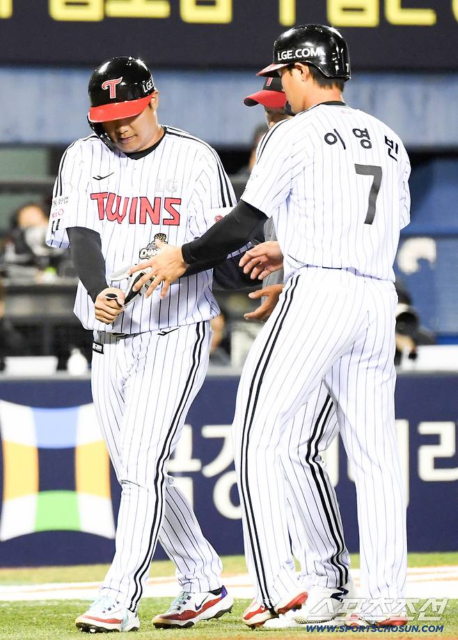 31일 잠실구장에서 열린 LG와 KIA의 경기. LG 문보경이 7회말 주루 과정에서 불편함을 호소한 뒤 교체되고 있다. 잠실=박재만 기자 pjm@sportschosun.com/2026.03.31/