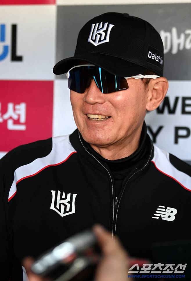 28일 잠실야구장에서 열린 KT와 LG의 개막전. KT 이강철 감독이 취재진과 이야기를 나누고 있다. 잠실=허상욱 기자wook@sportschosun.com/2026.03.28/