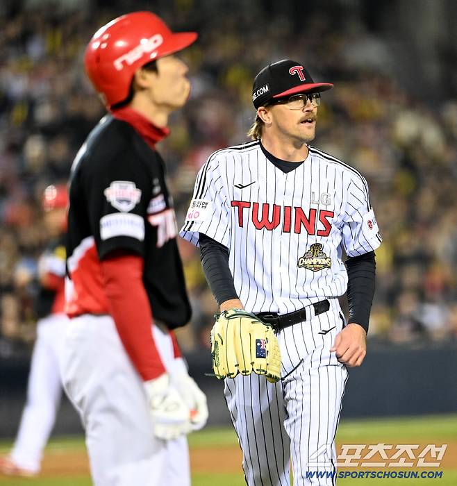 2일 잠실야구장에서 열린 KIA와 LG의 경기. 4회초 2사 만루 위기를 끝낸 LG 웰스가 더그아웃으로 향하고 있다. 잠실=허상욱 기자wook@sportschosun.com/2026.04.02/