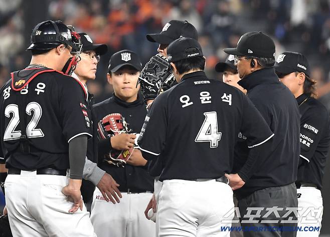 2일 대전 한화생명볼파크에서 열린 한화와 KT의 경기. 8회 마운드에 올라 직접 투수를 교체하고 있는 KT 이강철 감독. 대전=송정헌 기자songs@sportschosun.com/2026.04.02/