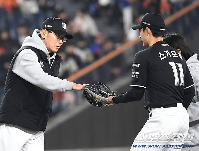 2일 대전 한화생명볼파크에서 열린 한화와 KT의 경기. 8회 마운드에 올라 직접 투수를 교체하고 있는 KT 이강철 감독. 대전=송정헌 기자songs@sportschosun.com/2026.04.02/