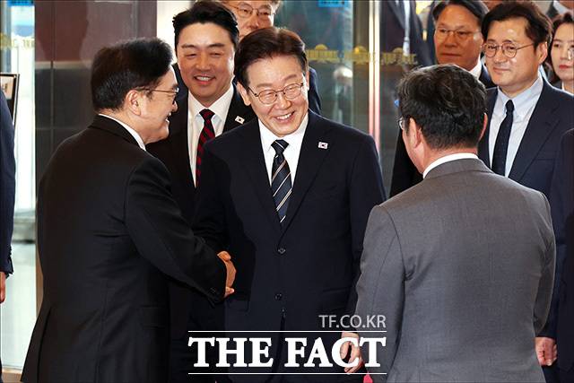 이재명 대통령이 2일 오후 서울 여의도 국회에서 2026년도 1차 추가경정예산안(추경안) 관련 시정연설을 하기 위해 국회 본청으로 들어서며 우원식 국회의장과 인사를 나누고 있다. /국회사진기자단