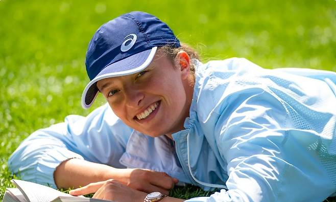 투어 대회 도중 틈틈이 책을 즐겨 읽는다는 이가 시비옹테크. 사진 WTA 투어