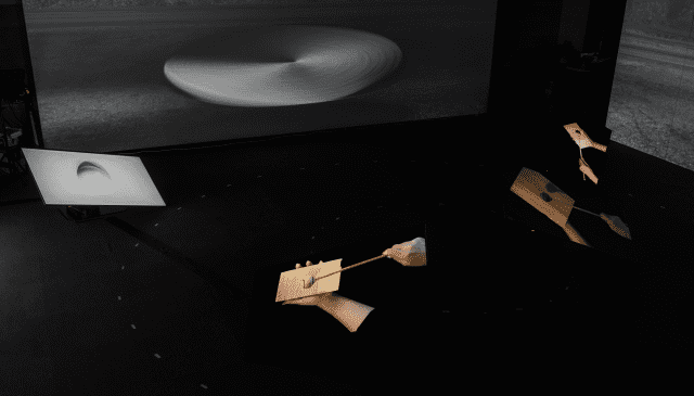 아하콜렉티브, 0-Phasing-1(0과 1의 페이징) 中 3 : ‘나무조각들을 위한 손’, 00:10:40, 4채널 디스플레이, 아크릴 오브제 설치, 플랫폼엘 컨템포러리 아트센터, 2022