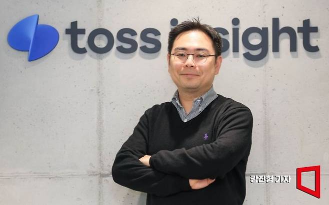 홍기훈 토스인사이트 연구소장이 3월31일 서울 용산구 토스인사이트에서 인터뷰에 앞서 포즈를 취하고 있다. 강진형 기자