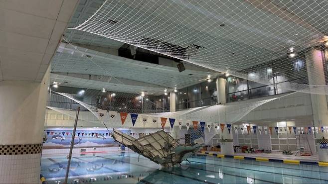 서울 중랑구 한 민간 스포츠센터에서 천장 마감재가 무너진 모습. 중랑구 민원시스템