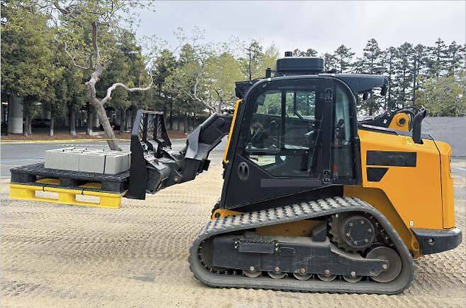 AI가 적용된 건설 장비. 운전석에 사람이 없어도 스스로 작업할 수 있다. /어플라이드 인튜이션