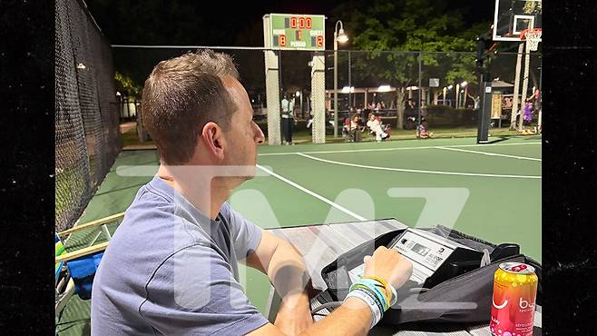 제러드 모스코위츠 공화당 하원의원이 아들의 농구 경기에서 '타임 키퍼' 역할을 하고 있는 모습. /TMZ