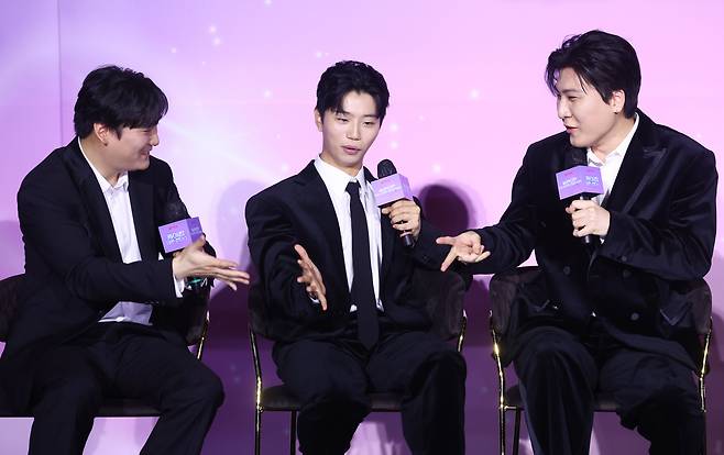 아이디오 남희동(왼쪽부터), 이유한, 곽중규가 1일 오후 서울 용산구 CGV용산아이파크몰에서 열린 넷플릭스 영화 '케이팝 데몬 헌터스' 아카데미 수상 기념 기자간담회에서 가위바위보를 하고 있다. /연합뉴스