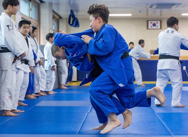 2월 26일 강원도 정선 사북읍 사북고등학교 체육관에서 사북 초중고 유도부 학생들이 훈련을 하고 있다. /김지호 기자
