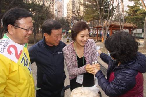민주통합당 3선 김부겸 후보와 딸 윤세인(본명 김지수)씨./ 조선일보DB